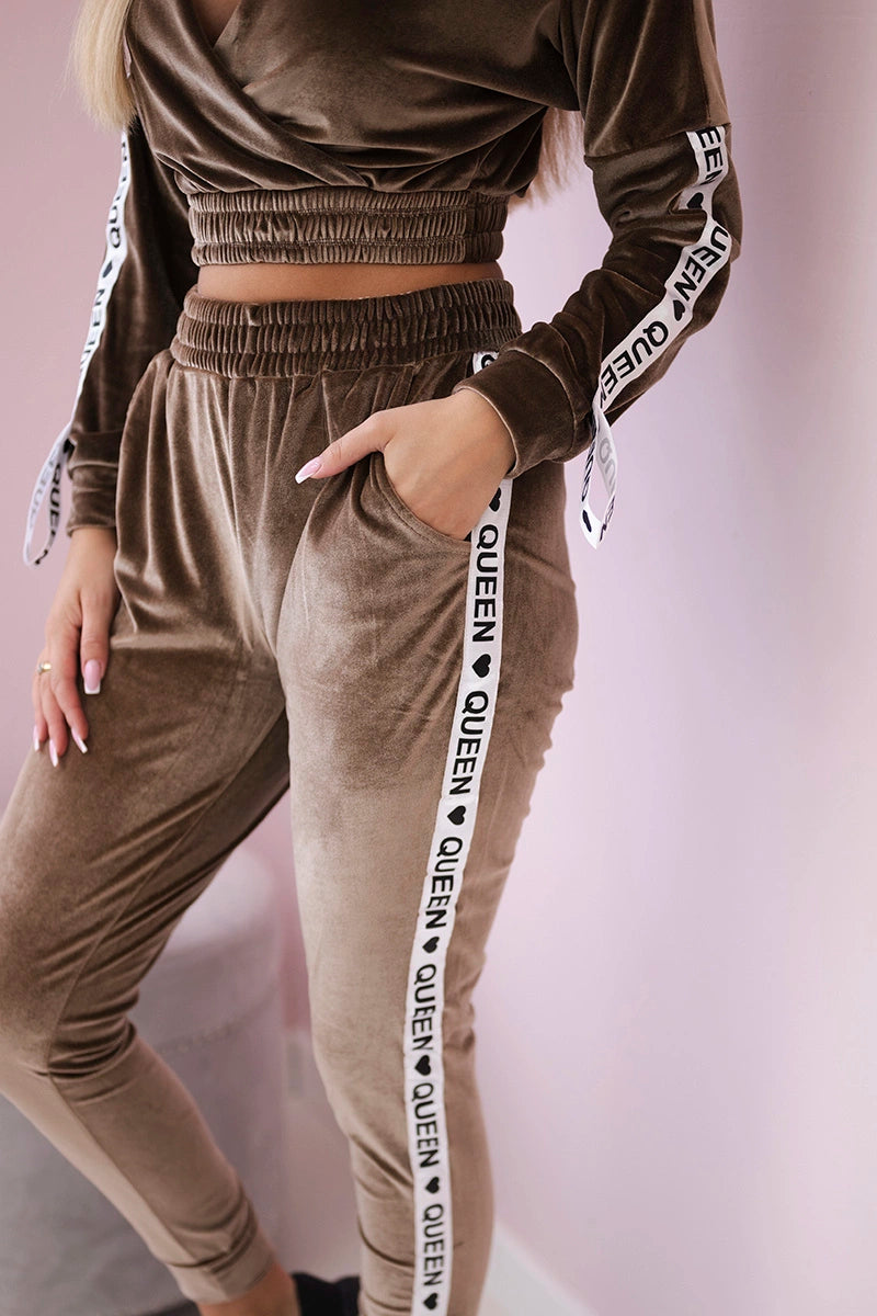 Velúrová súprava s nápisom Queen cappuccino univerzálne