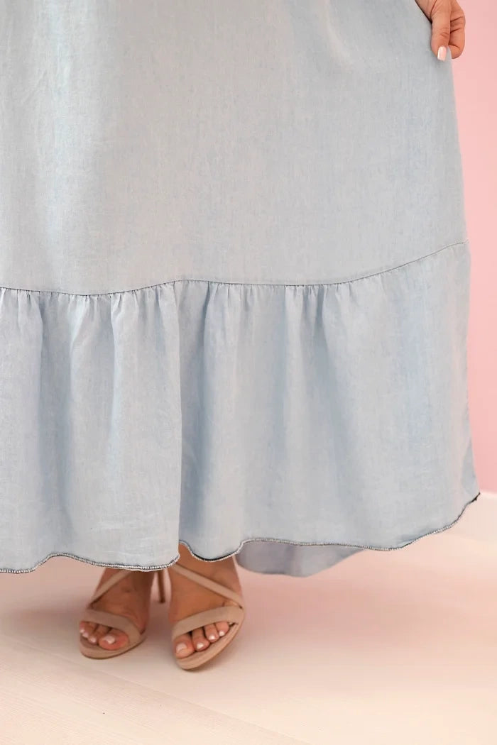 Dámske plus size šaty na ramienka s volánom svetlá rifľovina univerzálne