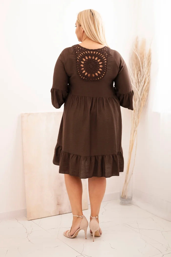 Dámske viskózové šaty Plus Size s ažúrovou ozdobou hnedá univerzálne