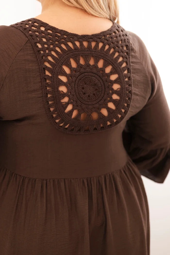 Dámske viskózové šaty Plus Size s ažúrovou ozdobou hnedá univerzálne