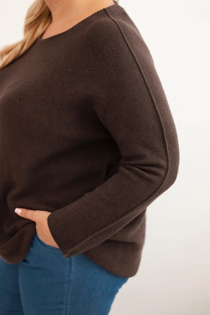 Dámsky sveter plus size s lodičkovým výstrihom hnedý univerzálne