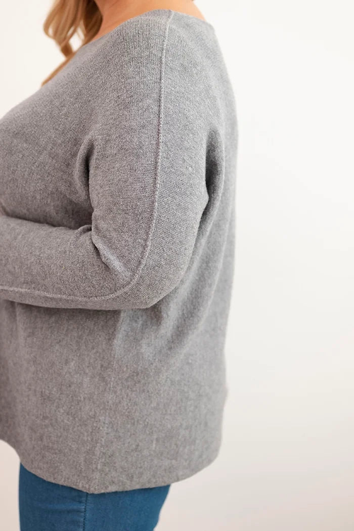 Dámsky sveter plus size s lodičkovým výstrihom šedý univerzálne