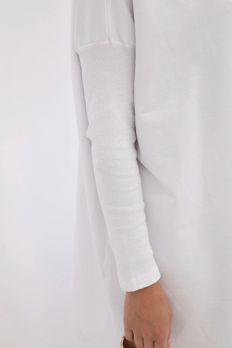 Mikina oversize s asymetrickými stranami biela univerzálne