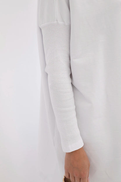 Mikina oversize s asymetrickými stranami biela univerzálne