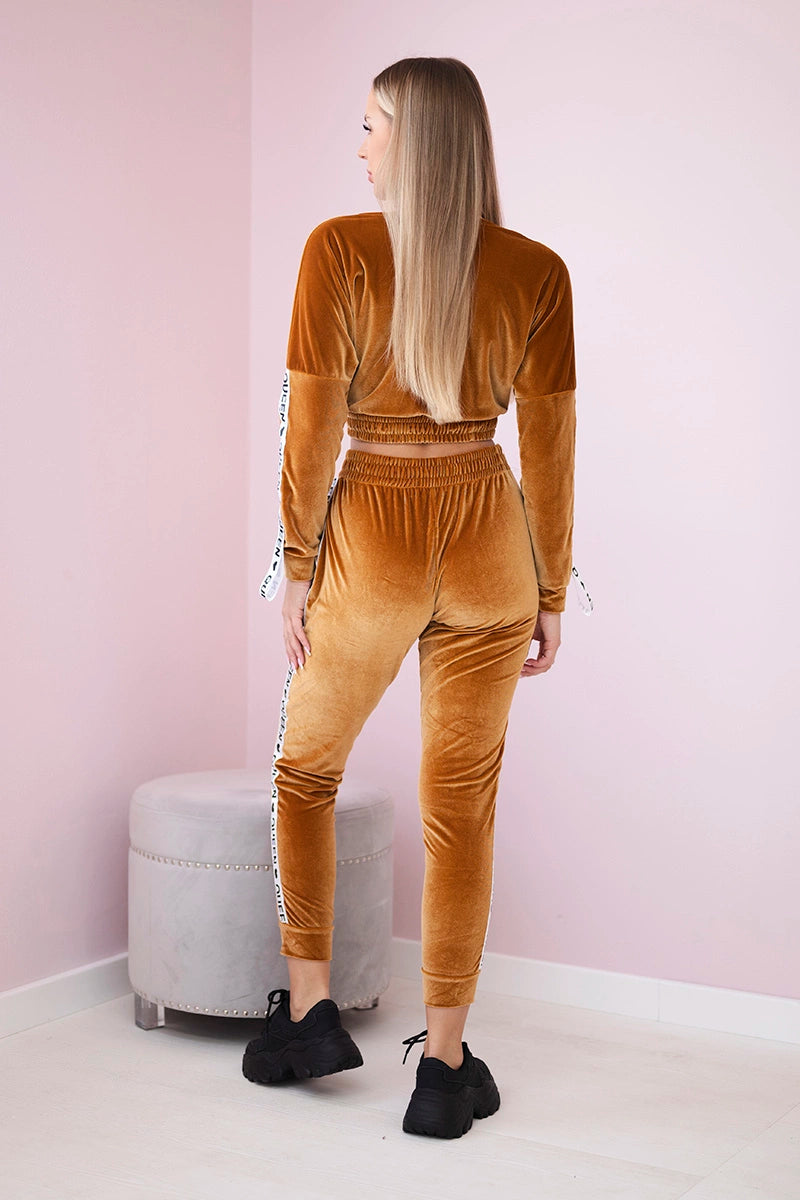 Velúrová súprava s nápisom Queen ťavej farby univerzálne