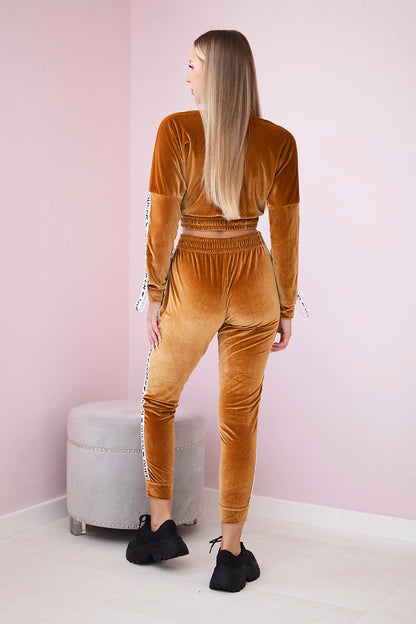 Velúrová súprava s nápisom Queen ťavej farby univerzálne