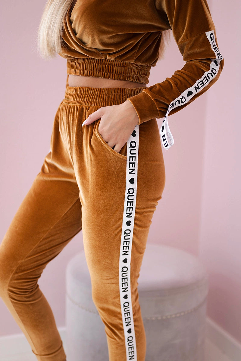 Velúrová súprava s nápisom Queen ťavej farby univerzálne