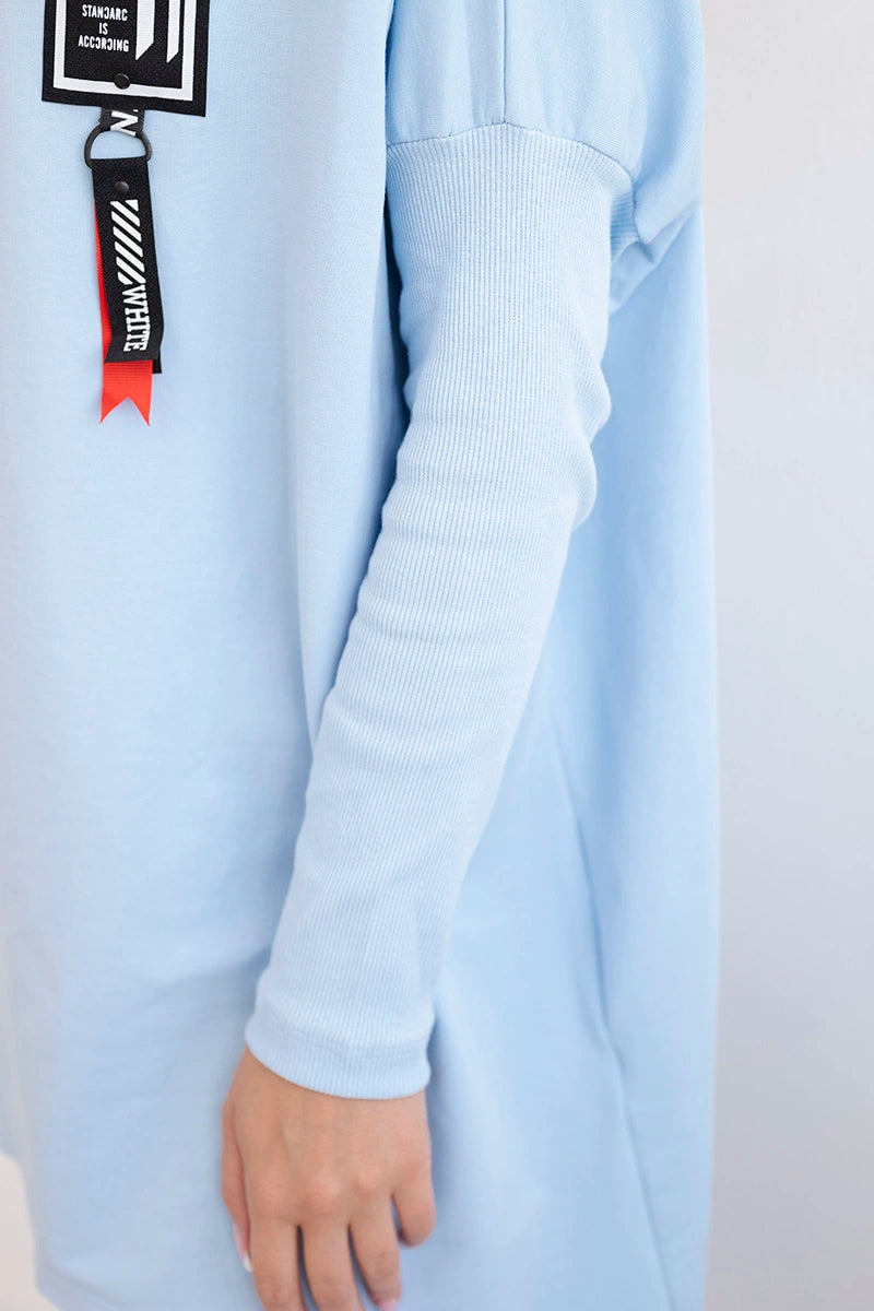 Mikina oversize s asymetrickými stranami modrá univerzálne