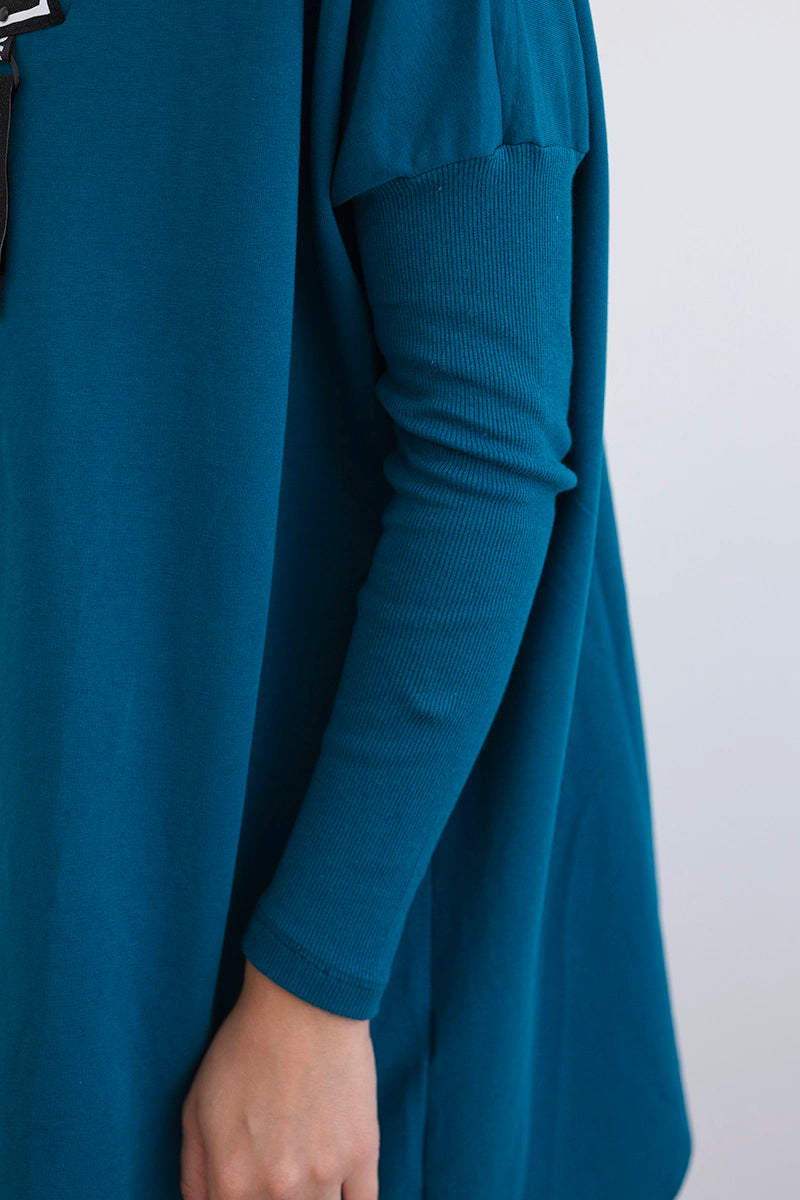 Mikina oversize s asymetrickými stranami námorné univerzálne