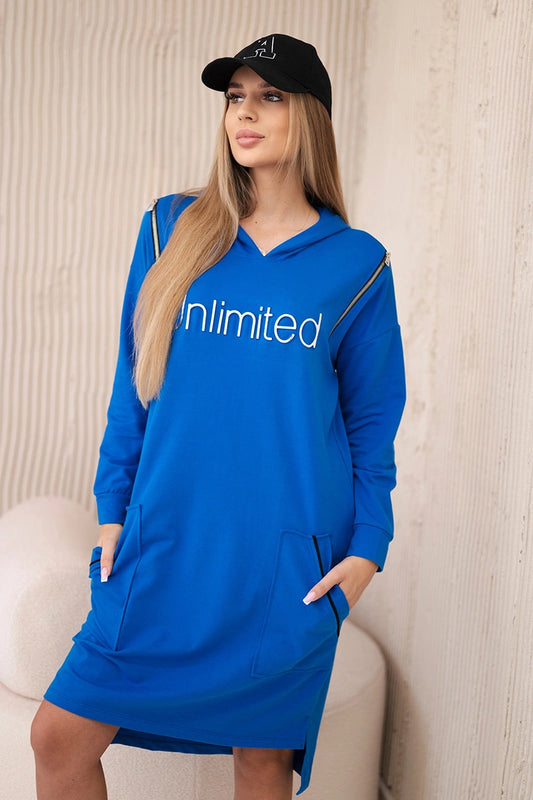 Šaty s nápisom unlimited nevädza univerzálne