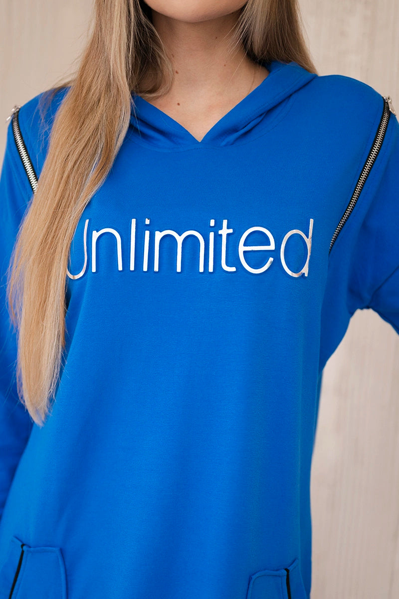 Šaty s nápisom unlimited nevädza univerzálne