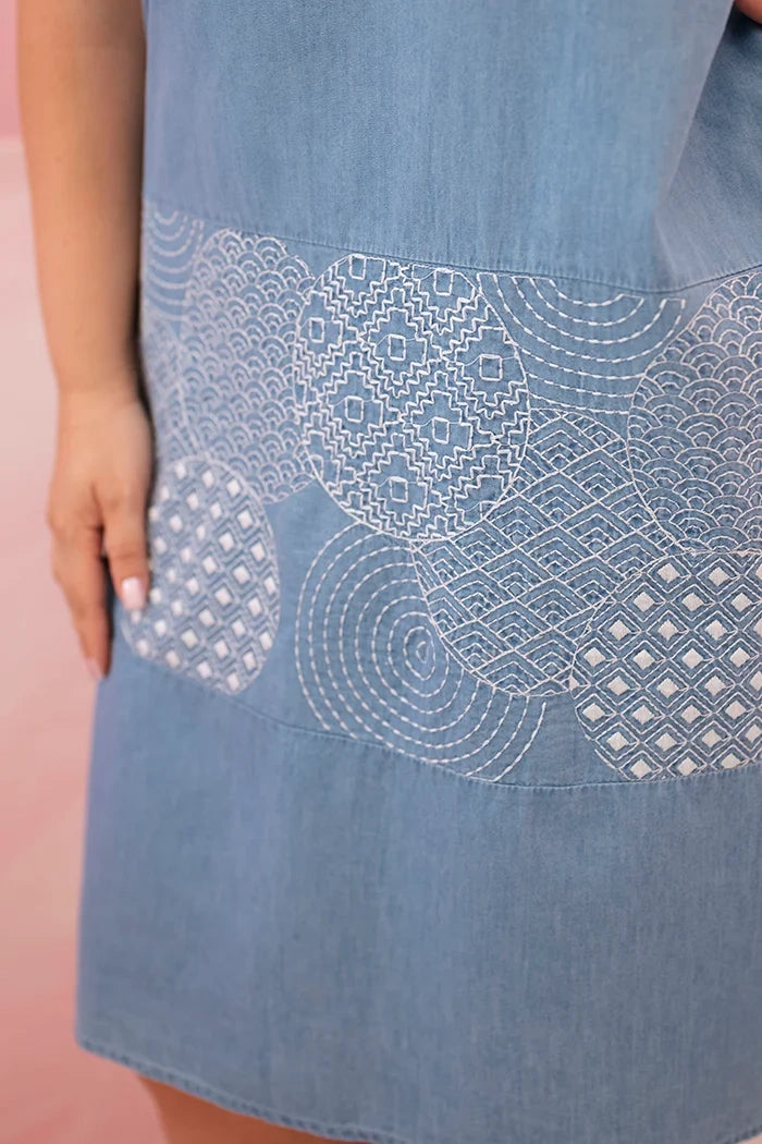 Dámske plus size šaty bez rukávov s ozdobným vzorom svetlá džínsová univerzálne