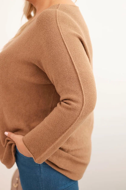 Dámsky sveter plus size s lodičkovým výstrihom camelový univerzálne